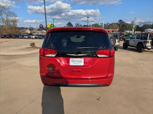2025 Chrysler Voyager LX