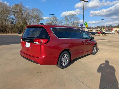 2025 Chrysler Voyager LX