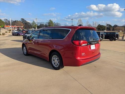2025 Chrysler Voyager LX