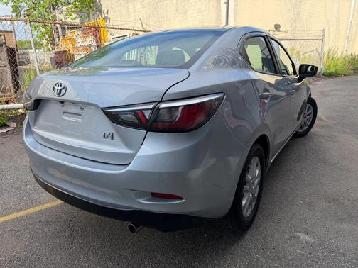 Chromium 2018 Toyota Yaris iA Base