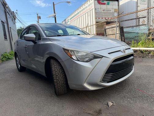Chromium 2018 Toyota Yaris iA Base