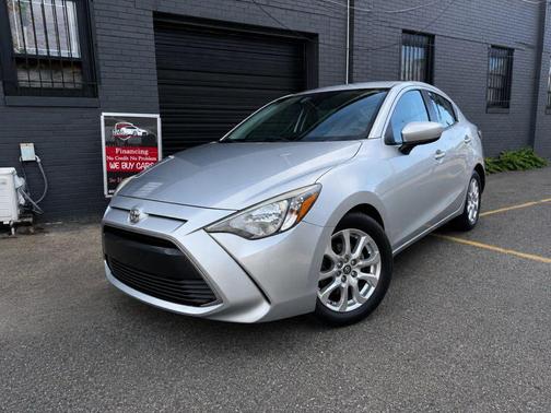 Chromium 2018 Toyota Yaris iA Base