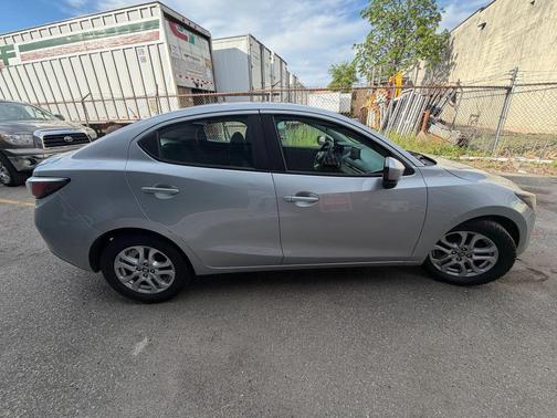 Chromium 2018 Toyota Yaris iA Base
