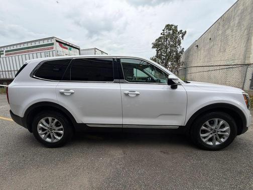 Glacial White Pearl 2022 Kia Telluride LX