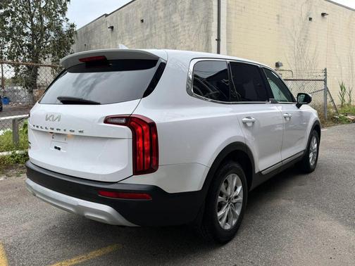 Glacial White Pearl 2022 Kia Telluride LX