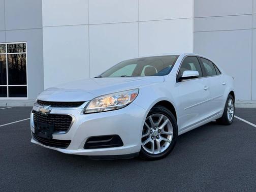 White 2016 Chevrolet Malibu Limited LT