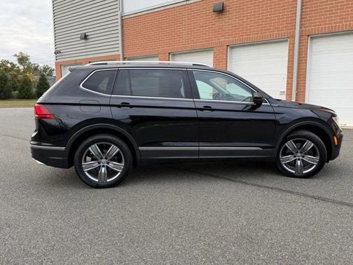 Deep Black Pearl 2021 Volkswagen Tiguan 2.0T SEL