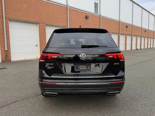 Deep Black Pearl 2021 Volkswagen Tiguan 2.0T SEL