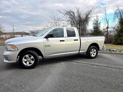 Brilliant Black Crystal Pearlcoat 2017 RAM 1500 Tradesman/Express