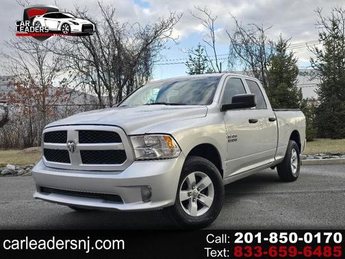 Brilliant Black Crystal Pearlcoat 2017 RAM 1500 Tradesman/Express