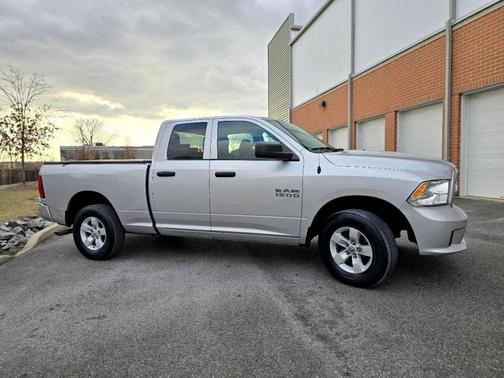 Brilliant Black Crystal Pearlcoat 2017 RAM 1500 Tradesman/Express