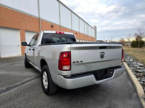 Brilliant Black Crystal Pearlcoat 2017 RAM 1500 Tradesman/Express