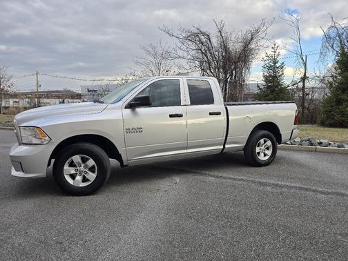 Brilliant Black Crystal Pearlcoat 2017 RAM 1500 Tradesman/Express