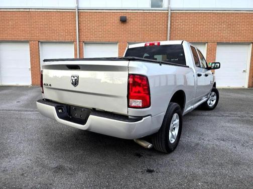Brilliant Black Crystal Pearlcoat 2017 RAM 1500 Tradesman/Express