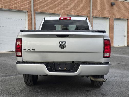 Brilliant Black Crystal Pearlcoat 2017 RAM 1500 Tradesman/Express