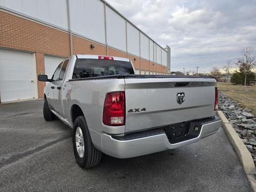 Brilliant Black Crystal Pearlcoat 2017 RAM 1500 Tradesman/Express