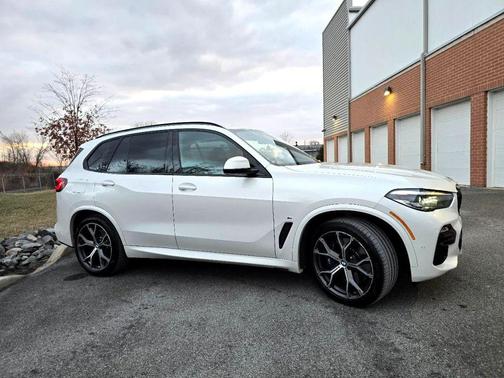 Mineral White Metallic 2020 BMW X5 M50i