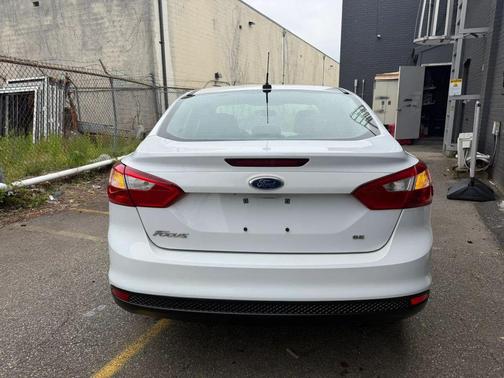 Oxford White 2014 Ford Focus SE