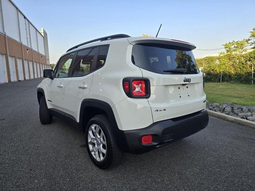 Alpine White 2016 Jeep Renegade Latitude