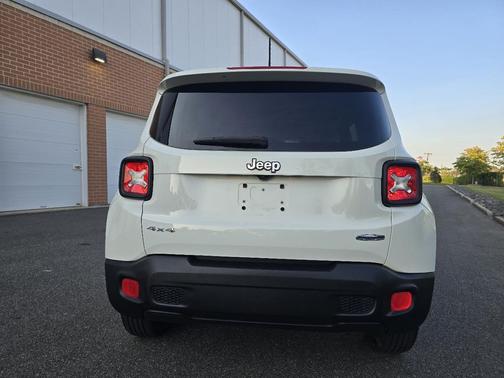Alpine White 2016 Jeep Renegade Latitude