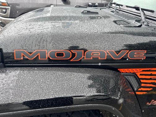 Black Clearcoat 2022 Jeep Gladiator Mojave