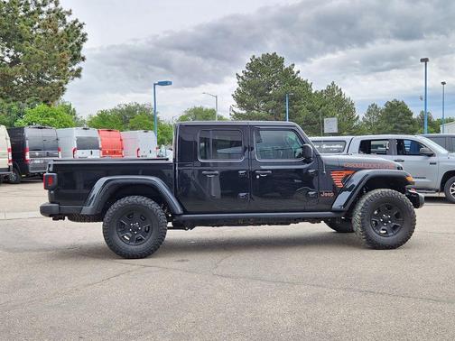 Black Clearcoat 2022 Jeep Gladiator Mojave