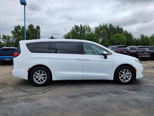 Bright White Clearcoat 2023 Chrysler Pacifica Touring-L