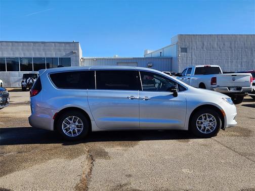 2026 Chrysler Voyager LX