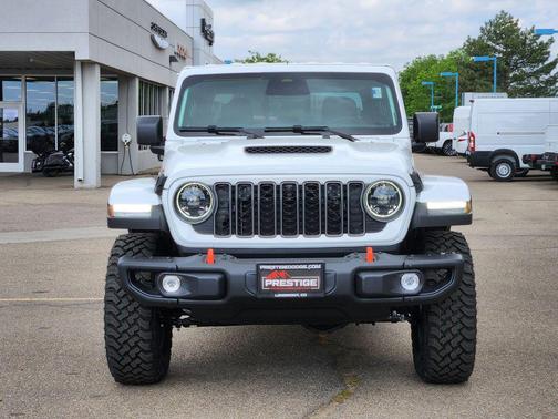 Bright White Clearcoat 2026 Jeep Gladiator Mojave
