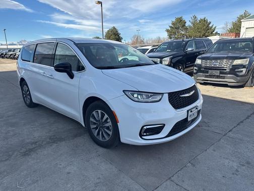 2024 Chrysler Pacifica Hybrid Select
