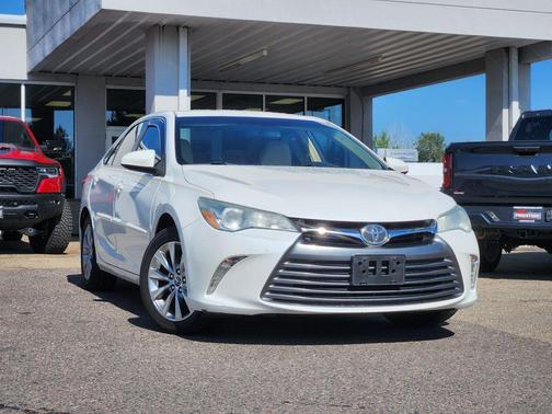 Blizzard Pearl 2016 Toyota Camry XLE