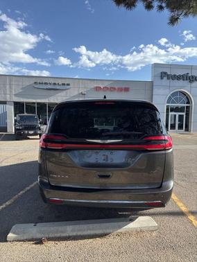 Granite Crystal Clearcoat Metallic 2023 Chrysler Pacifica Touring-L