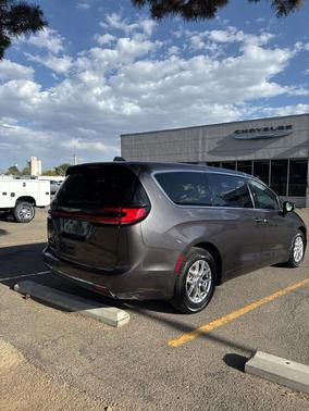 Granite Crystal Clearcoat Metallic 2023 Chrysler Pacifica Touring-L