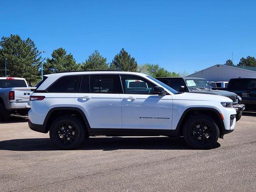 Bright White Clearcoat 2026 Jeep Grand Cherokee Laredo