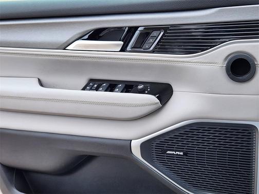 2025 Jeep Wagoneer Base