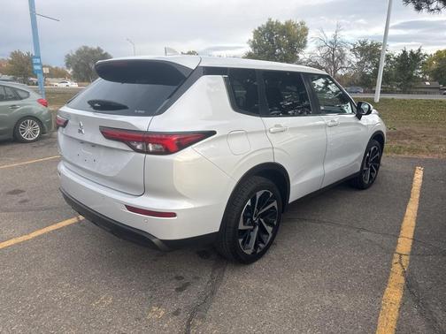 2022 Mitsubishi Outlander ES
