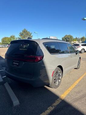 Ceramic Gray Clearcoat 2025 Chrysler Pacifica Limited