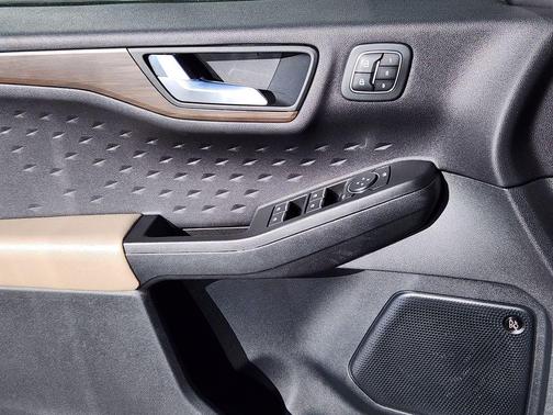 2020 Ford Escape Titanium Hybrid