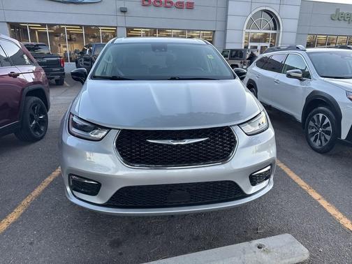 2024 Chrysler Pacifica Touring-L