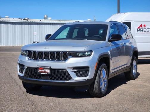 Silver Zynith 2026 Jeep Grand Cherokee Laredo X