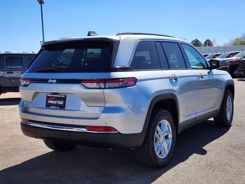 Silver Zynith 2026 Jeep Grand Cherokee Laredo X