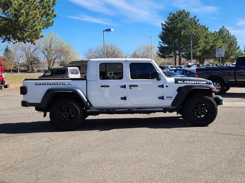 Bright White Clearcoat 2021 Jeep Gladiator Overland