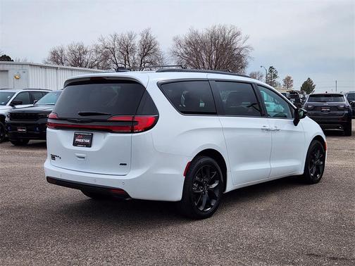 2024 Chrysler Pacifica Touring-L