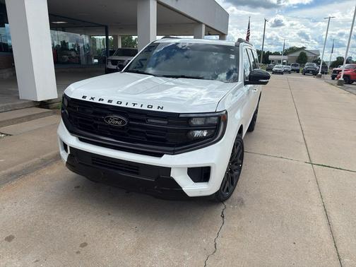 Star White Metallic Tri-Coat 2026 Ford Expedition Max Platinum