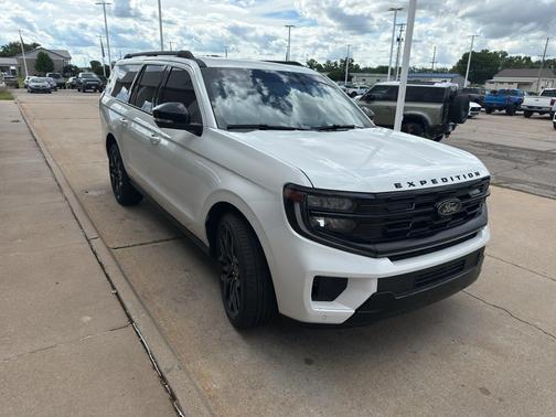 Star White Metallic Tri-Coat 2026 Ford Expedition Max Platinum