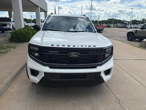 Star White Metallic Tri-Coat 2026 Ford Expedition Max Platinum
