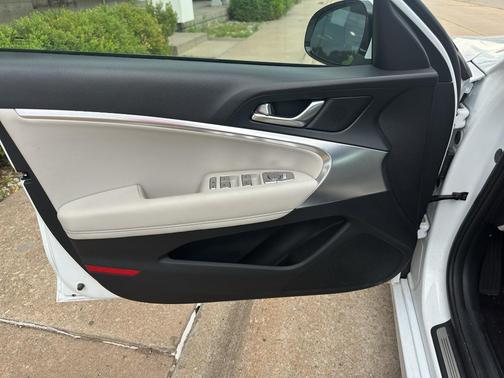 Alta White 2025 Genesis G70 2.5T RWD