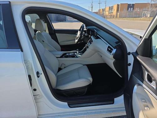 Alta White 2025 Genesis G70 2.5T