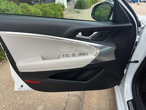 Uyuni White 2025 Genesis G70 2.5T RWD