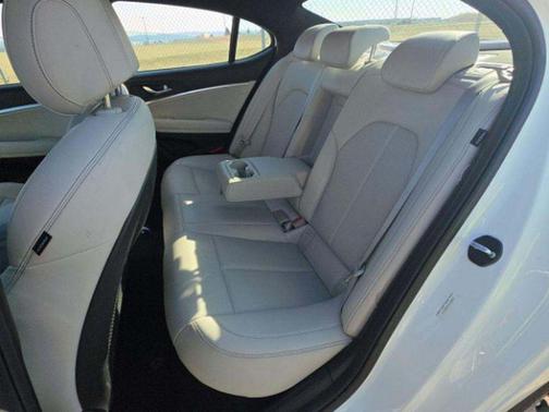 Uyuni White 2025 Genesis G70 2.5T RWD